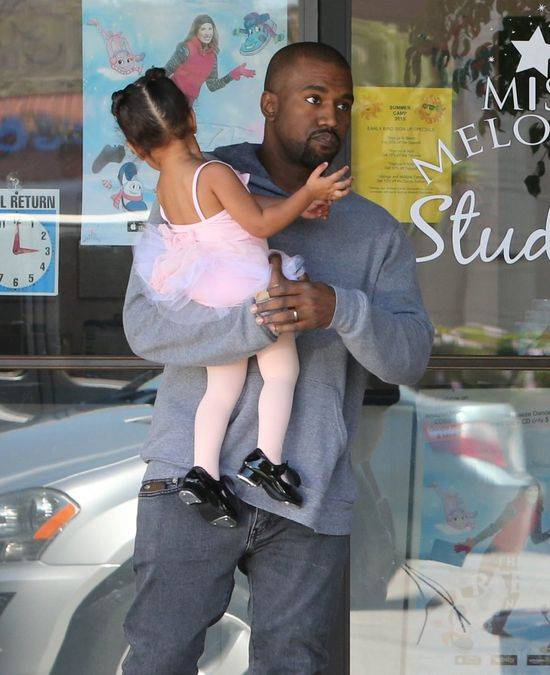 North West w różu w drodze na lekcje baletu, marzec 2015