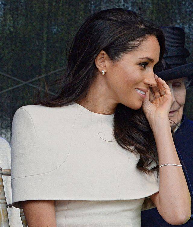 Księżna Meghan miała na sobie piękny prezent od królowej Elżbiety