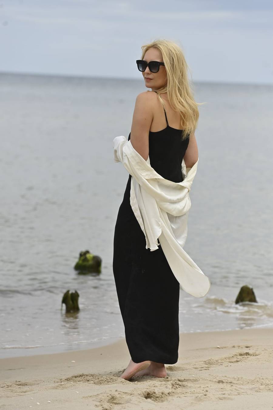 Marta Dąbrowska odpoczywa po Festiwalu Gwiazd! Pojawiła się w eterycznych stylizacjach na pustej plaży (FOTO)