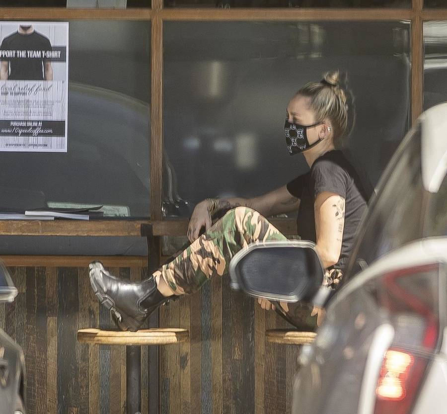 Miley Cyrus w maseczce czeka na kawę i pozuje do zdjęć chłopakowi