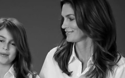 Cindy Crawford w reklamie z córką Kaią [VIDEO]