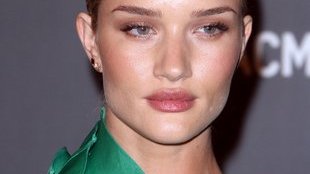 Rosie Huntington-Whiteley w kreacji bez biustonosza (FOTO)