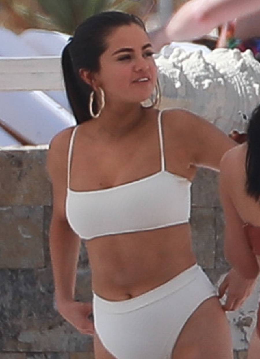 Selena Gomez w białym bikini – co za figura!