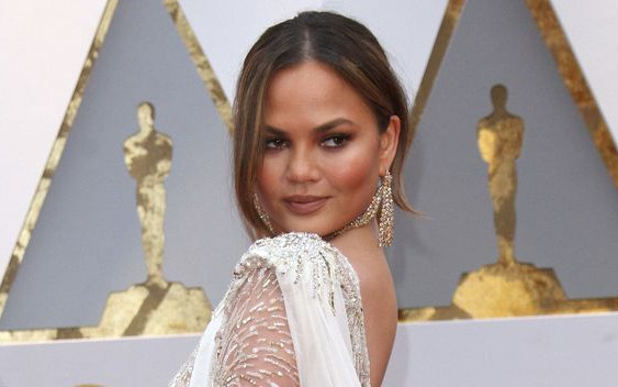 Chrissy Teigen przyznaje, że ma problem z alkoholem