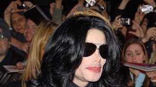 Michael Jackson w momencie śmierci leżał z lalką