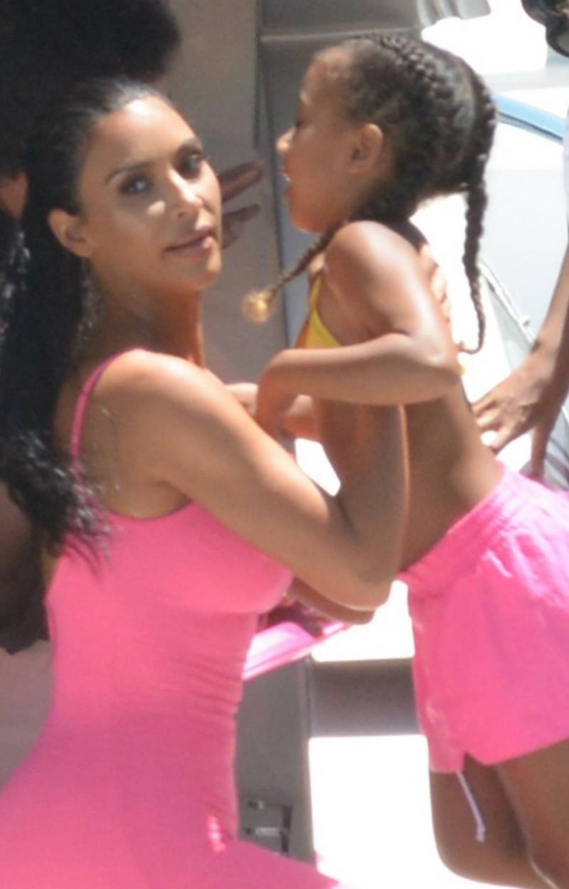 Niezadowolona North na wakacjach z Kim Kardashian