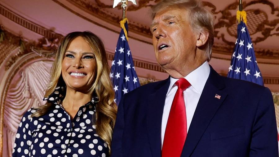 Melania Trump i Donald Trump POWRACAJĄ! Towarzyszył im 16-letni syn (ZDJĘCIA)