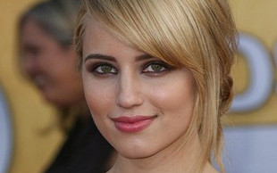 Kto ją tak oszpecił tym makijażem? (FOTO)