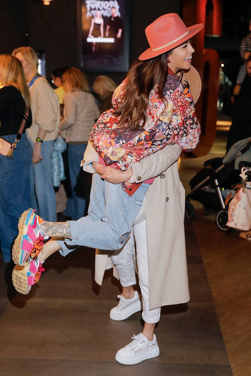 Premiera filmu “Kicia Kocia w przedszkolu”. Krzysztof Czeczot i Maja Hyży pozują z córeczkami