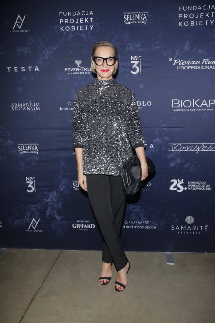 Plejada celebrytów na wernisażu: Smaszcz tym razem z zakrytym dekoltem, Mrozińska z córką, Wendzikowska (ZDJĘCIA)