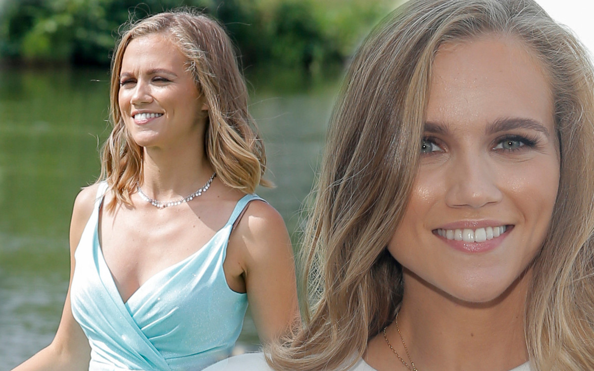 Agnieszka Kaczorowska w czerwonym stroju kąpielowym. Podkreślił jej ciążowe krągłości