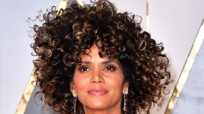 Halle Berry na Oscarach suknię dobrała do fryzury (ZDJĘCIA)
