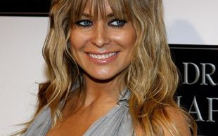 Carmen Electra urozmaica fryzurę (FOTO)