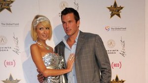 Paris odpoczywa z ukochanym na jachcie