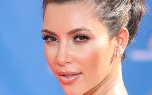 Kim Kardashian z dwoma nagimi mężczyznami (FOTO)