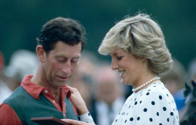 Na tych zdjęciach Diana i Karol wyglądają na równych wzrostem, tymczasem….