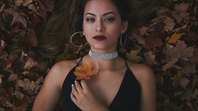 Stylowe dodatki, które odmienią każdą stylizację – co noszą celebrytki?