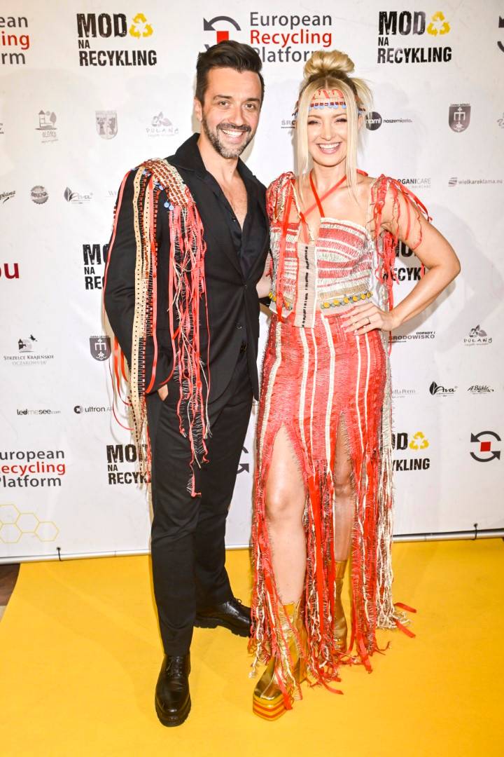 Gwiazdy w strojach z recyklingu: Kurdej-Szatan jak szamanka, Miller świeci nogą, Richardson w zbroi…