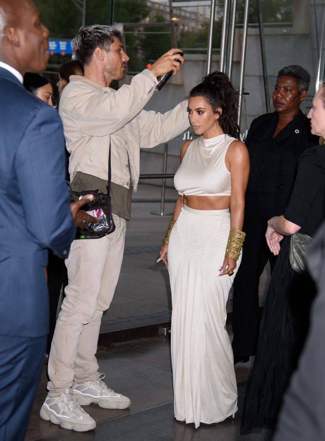 Kim Kardashian w białym komplecie jak egipska księżniczka