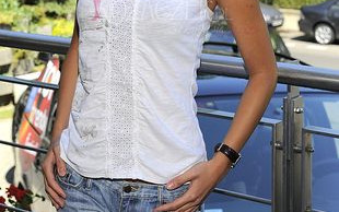 Pazura pada dziewczynie do stóp