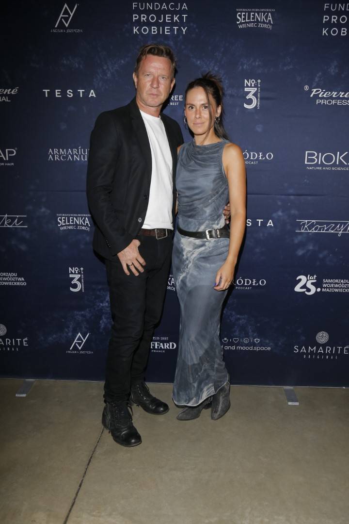 Plejada celebrytów na wernisażu: Smaszcz tym razem z zakrytym dekoltem, Mrozińska z córką, Wendzikowska (ZDJĘCIA)