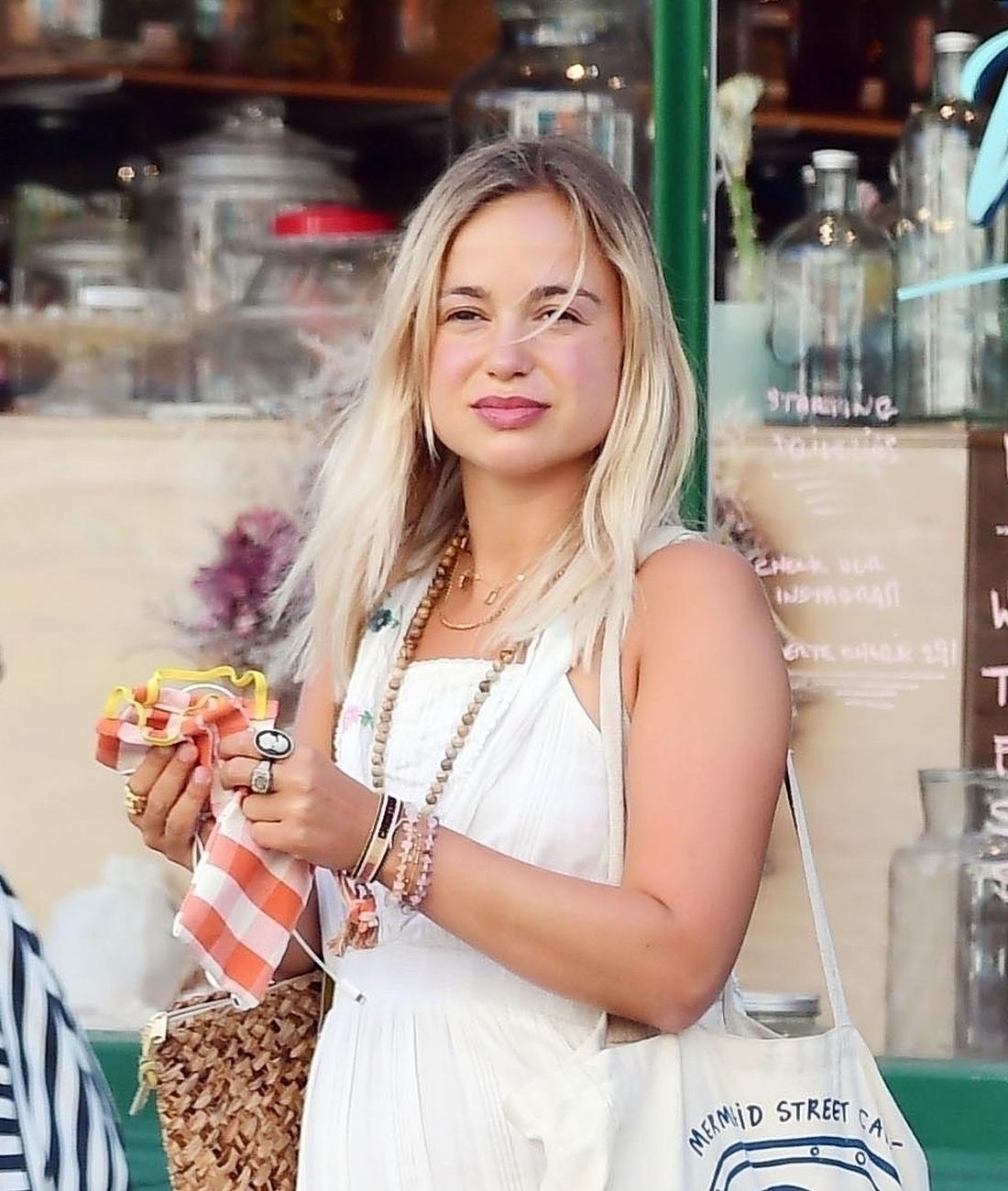 Amelia Windsor na zakupach