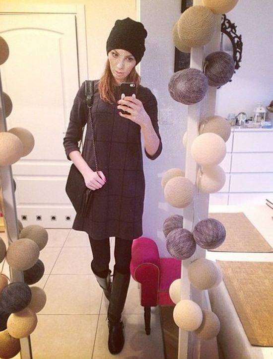 W co ubiera się Charlize Mystery