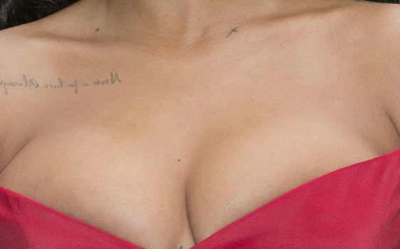 Oto, dlaczego piersi Rihanny wyglądają teraz tak