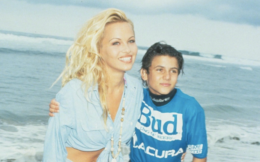 Aktor “Słonecznego Patrolu” po latach przyznał się do żenującej rzeczy. Co robił, gdy koleżanki z planu nie patrzyły?