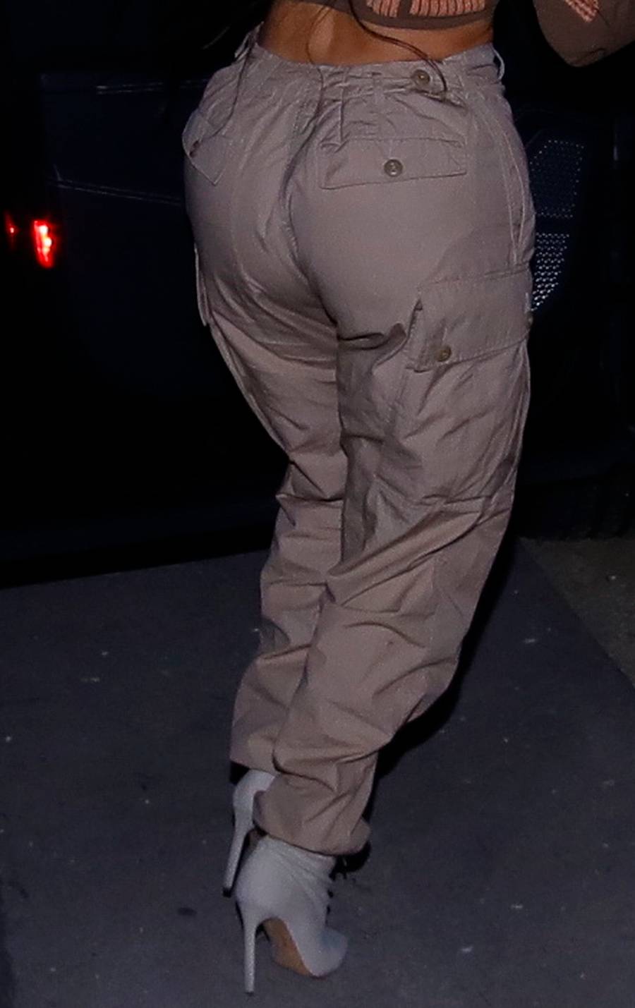 Kim Kardashian załatwia sprawy biznesowe. Spodnie jeszcze bardziej powiększyły jej POŚLADKI (ZDJĘCIA)