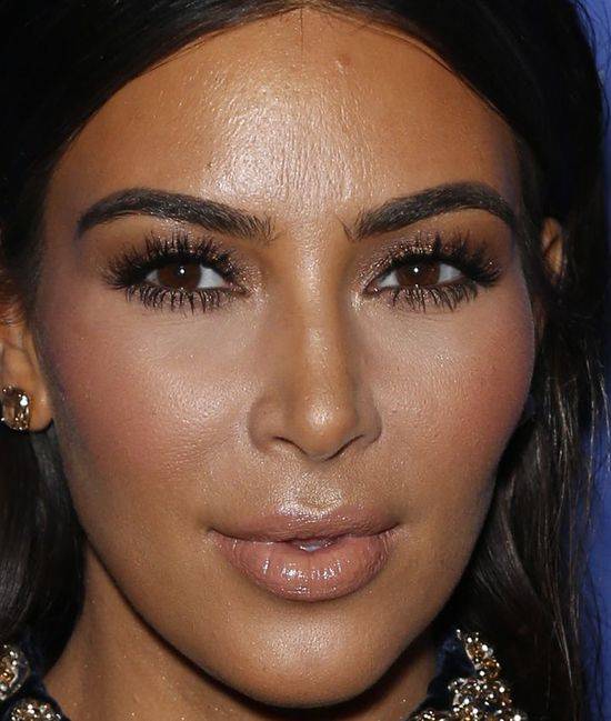 Twarz Kim Kardashian z BARDZO BLISKA