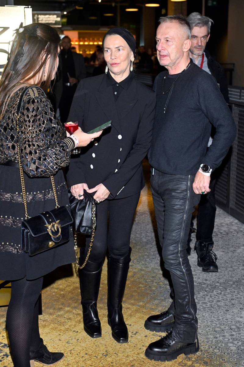 Dawno niewidziany Bogusław Linda zawitał na premierę filmu “Napoleon”