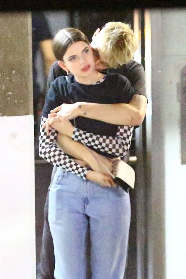 Anwar Hadid całuje się namiętnie z podobizną Kendall Jenner!