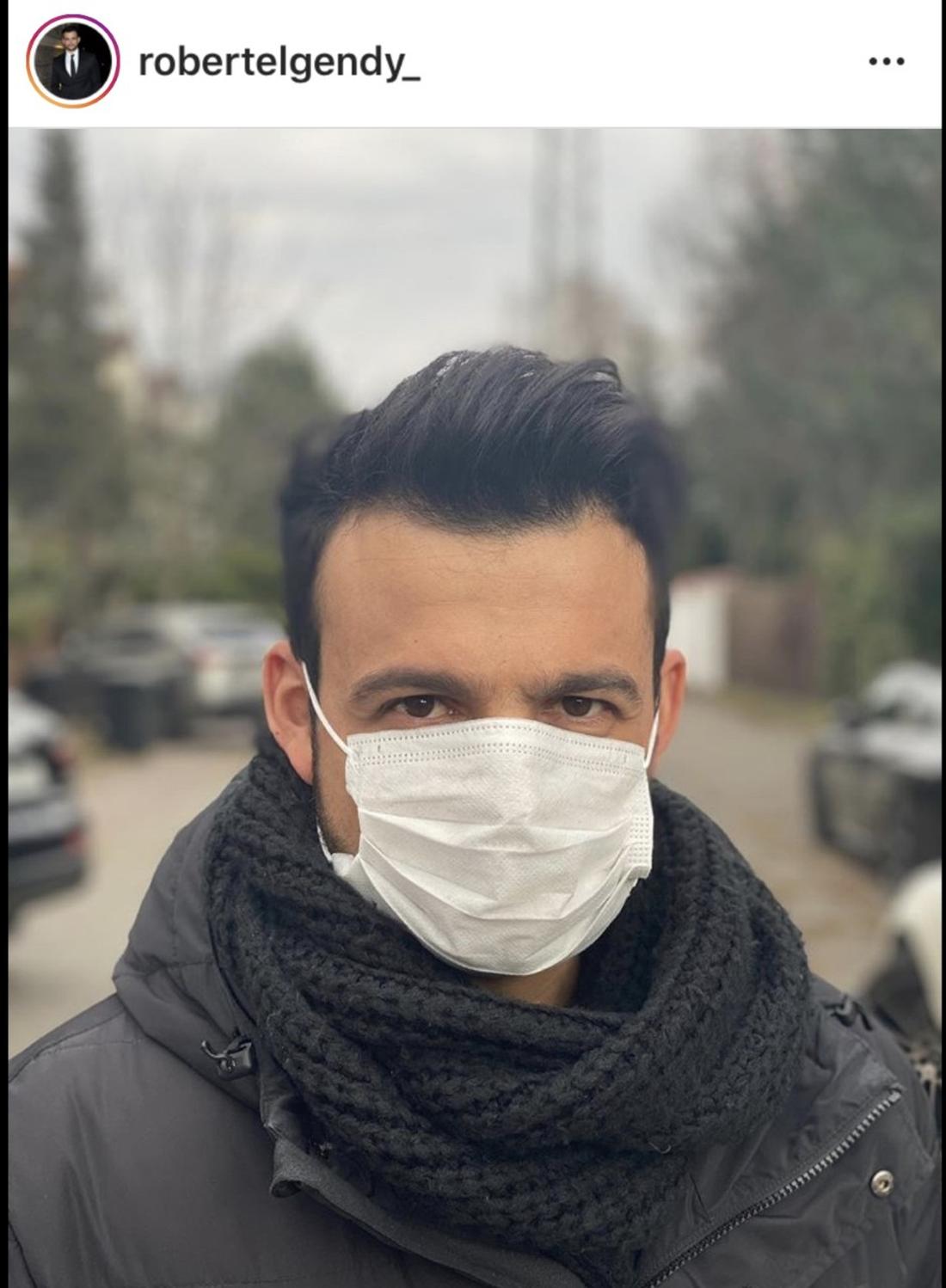 Robert El Gendy w maseczce na twarzy. 