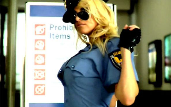 Pamela Anderson w roli seksownej pani policjant (VIDEO)