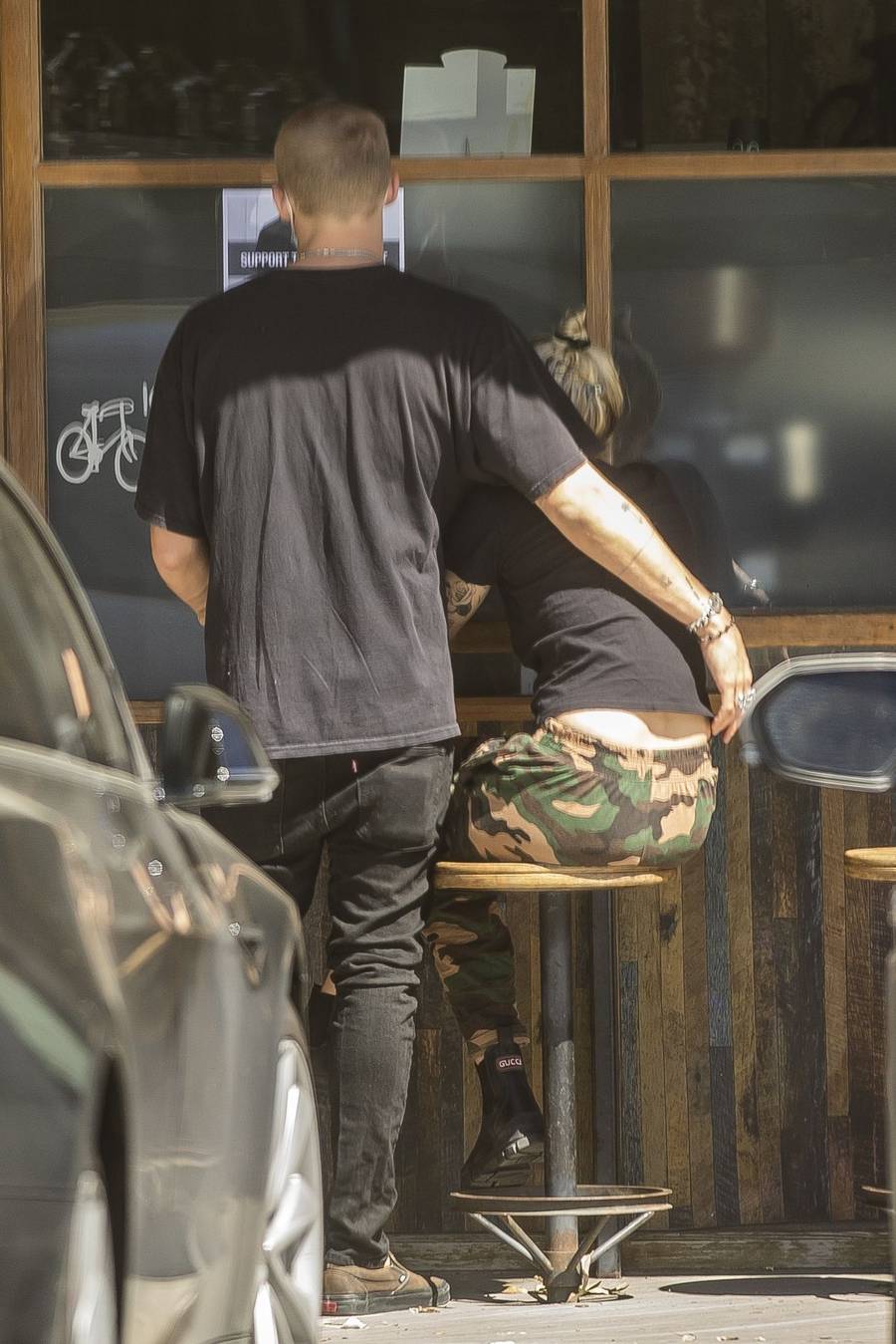 Cody Simpson przytula Miley Cyrus w kawiarni