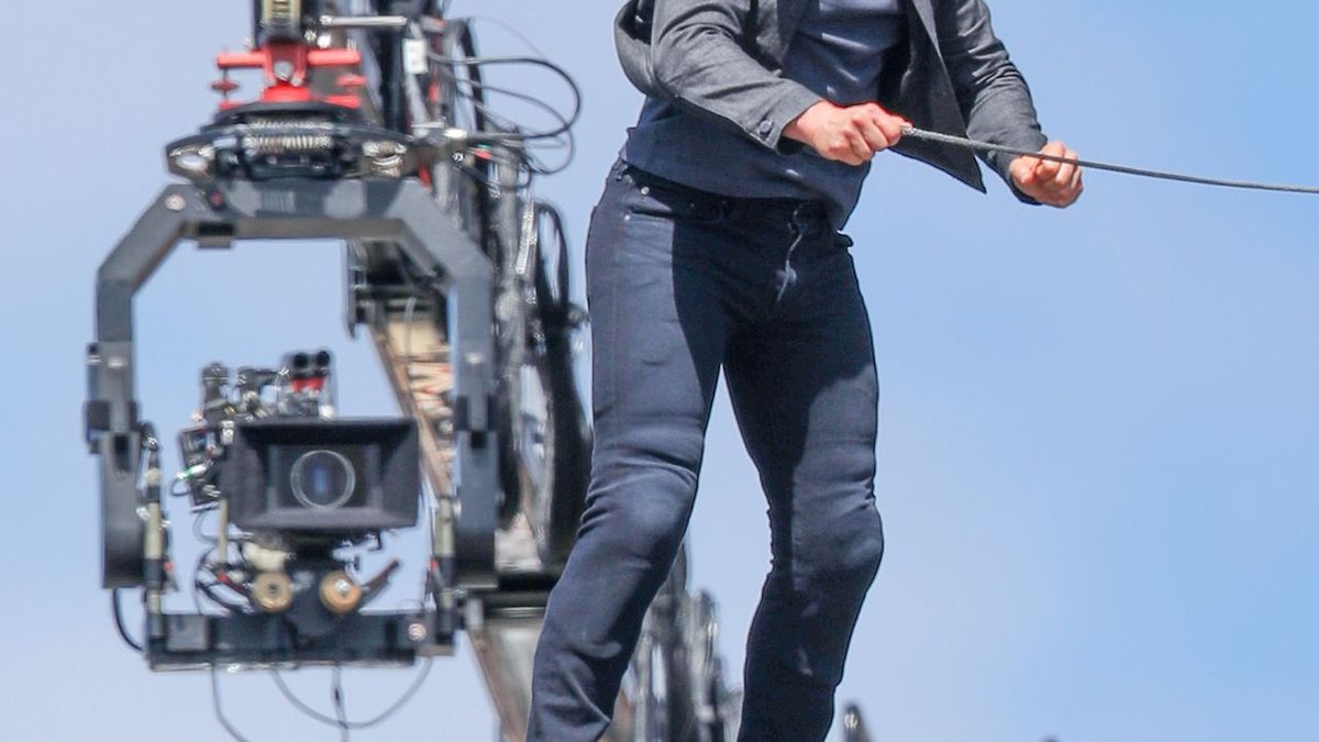 Tom Cruise injures his leg while jumping from building to building as he films a stunt for Mission Impossible 6 in Central London. Daredevil Tom was seen limping away after jumping from the 6 story building. 13 Aug 2017 Pictured: Tom Cruise. Photo credit: MEGA TheMegaAgency.com +1 888 505 6342 *** Local Caption *** MEGA67037_002