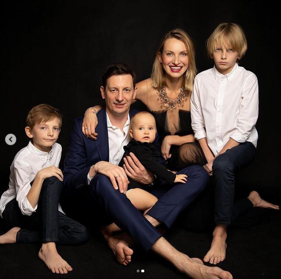 Rodzinna sesja Joanny Moro - zapozowała z bliskimi. Joanna Moro pokazała efekty rodzinnej sesji zdjęciowej.