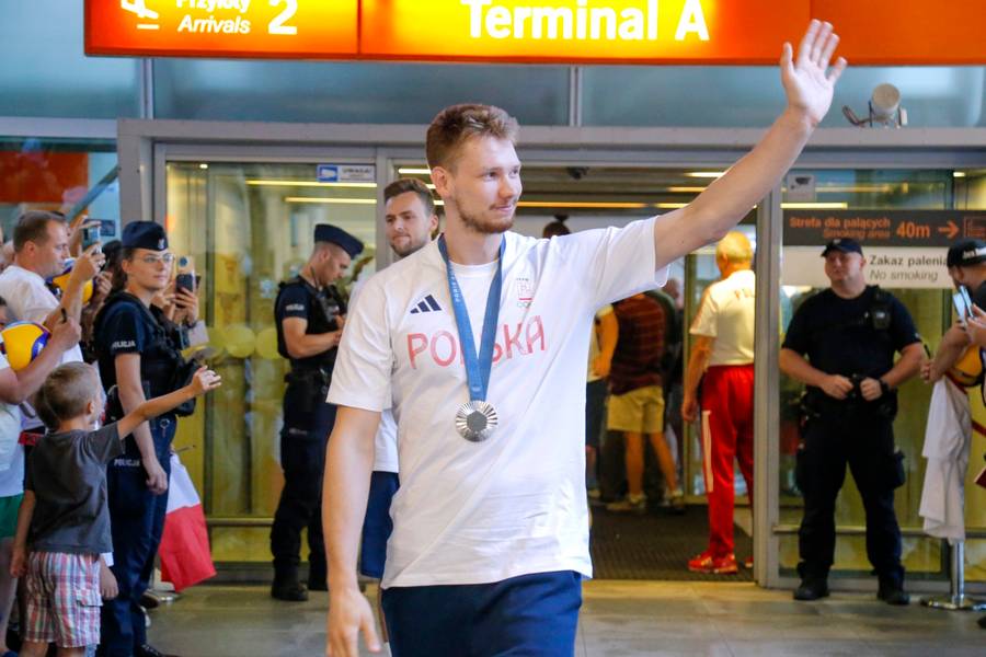 Olimpijczycy wrócili z Paryża. Tłumy kibiców witają ich na lotnisku w Warszawie! (ZDJĘCIA)