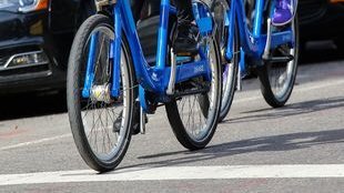 Lindsay i Dina Lohan przesiadły się na rowery (FOTO)