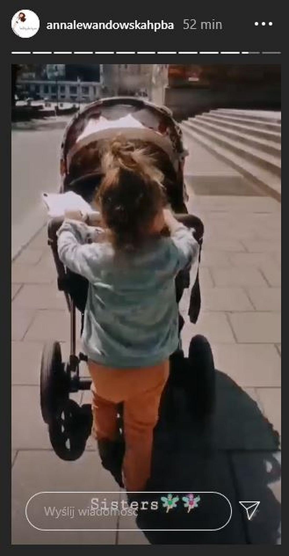 Klara Lewandowska prowadzi wózek z siostrą