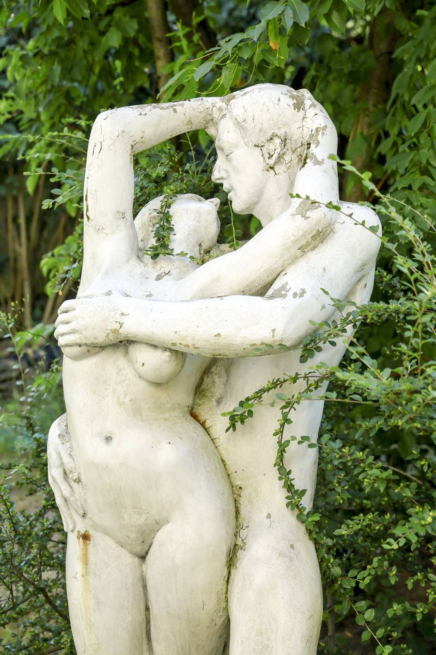 Katarzyna Grochola i Stanisław Bartosik pokazali bajeczny ogród w Milanówku! Rzeźby, fontanna i piękne kwiaty (FOTO)