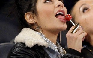 Vanessa Hudgens z lizakiem na meczu (FOTO)