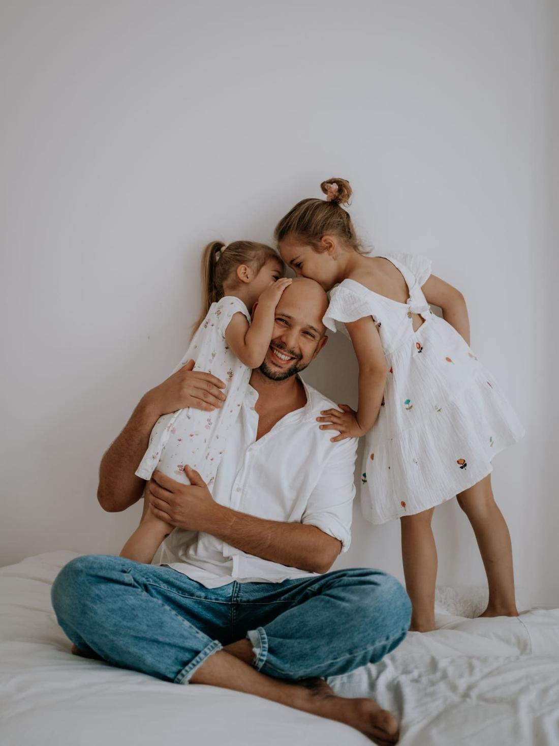 Maciej Pela z córkami, fot. Instagram