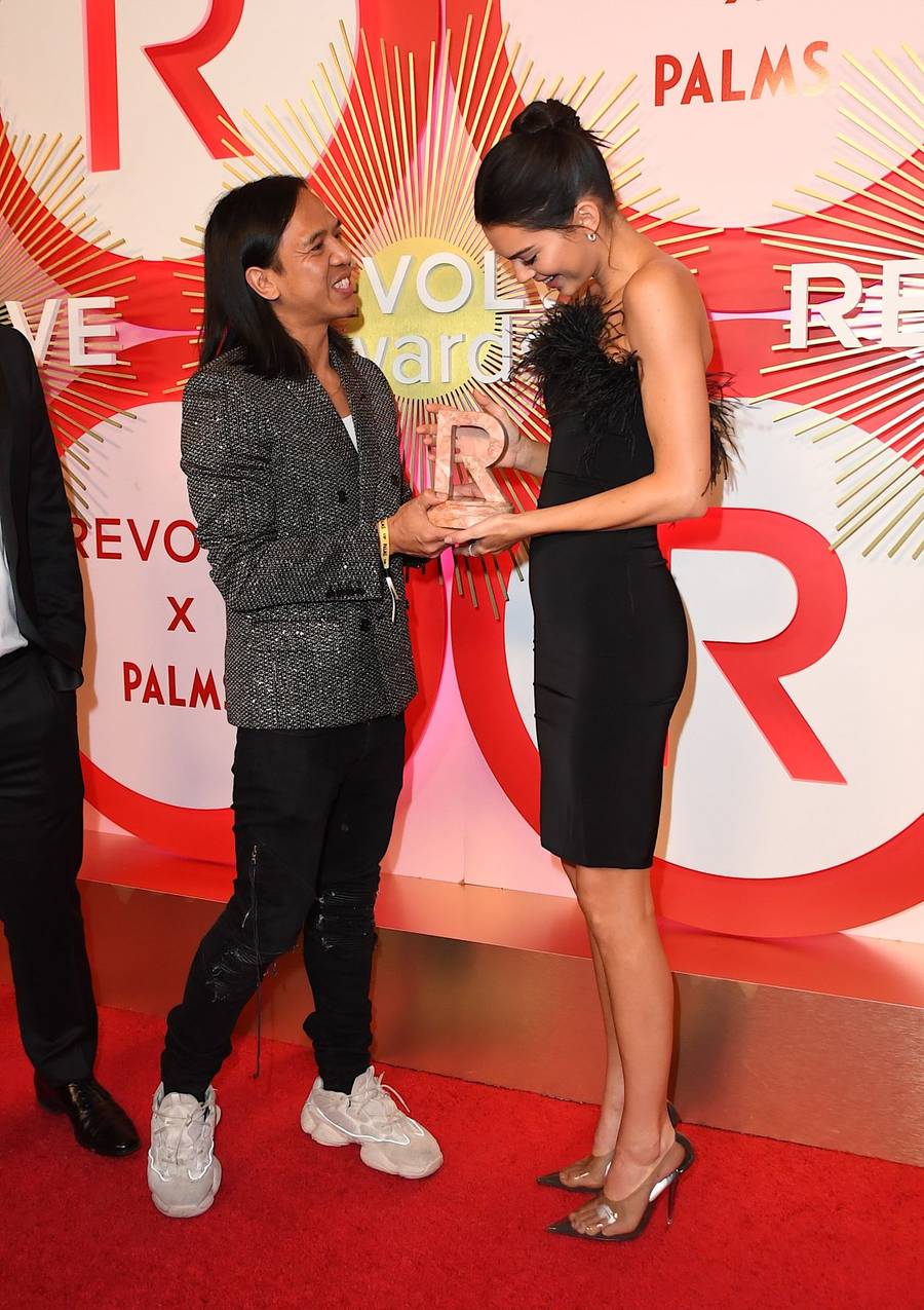 Kendall Jenner w małej czarnej, ze spoconymi stopami