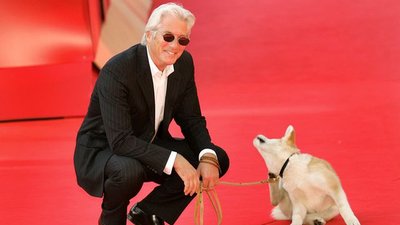 Richard Gere na czerwonym dywanie z psem (FOTO)