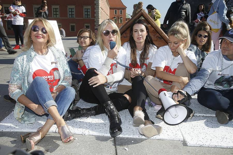 Gwiazdy PRZYKUWAJĄ się łańcuchami do psiej budy (ZDJĘCIA)