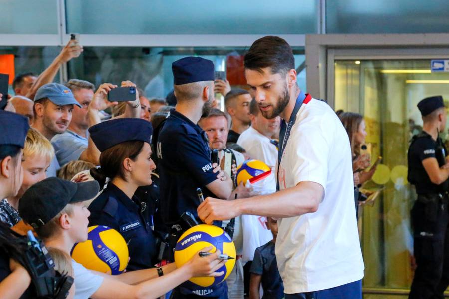 Olimpijczycy wrócili z Paryża. Tłumy kibiców witają ich na lotnisku w Warszawie! (ZDJĘCIA)