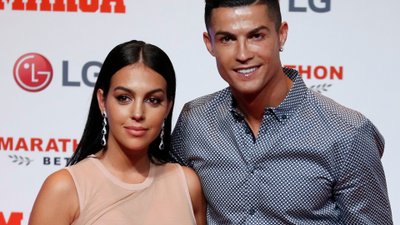 Georgina Rodriguez jest w CIĄŻY? W obcisłej sukience widać już brzuszek!