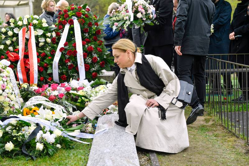 Pogrzeb Zofii Kucówny. Plejada aktorów w kościele: Daniel Olbrychski, Łukasz Garlicki, Andrzej Seweryn, Daria Widawska
